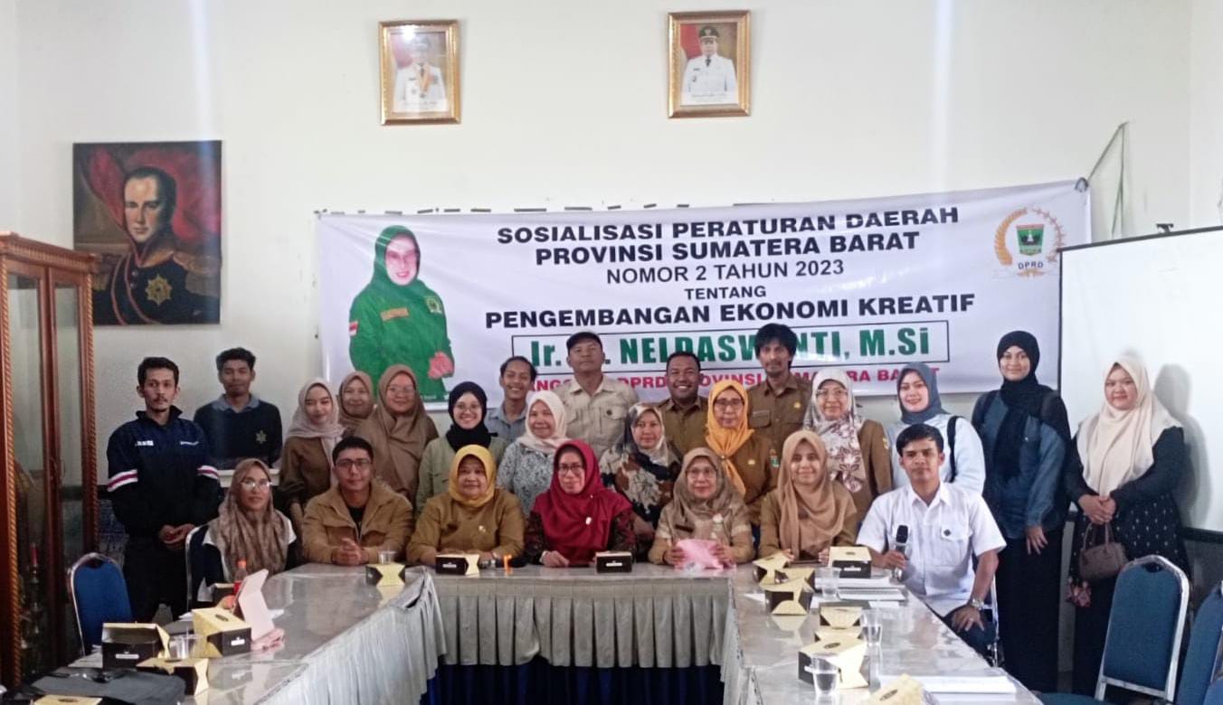 Neldaswenti foto bersama dengan peserta sosialisasi perda nomor 2 tahun 2023.